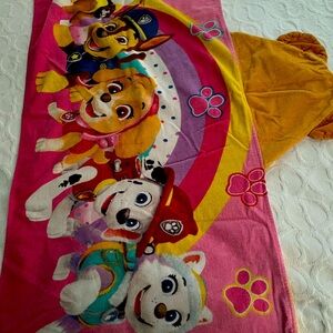 Paw Patrol (Skye) Nickelodeon hooded bath towel. Good condition $8.
